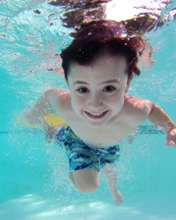 KINDER GEWÖHNEN SICH ANS WASSER